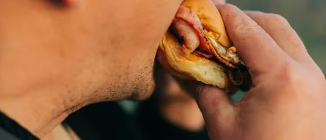 pexels-isabella-rubie-297239025-14064596 Person eating a burger
