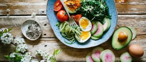 photo-1490645935967-10de6ba17061 Healthy meal with vegetables and eggs on a plate